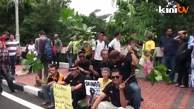 Penan berarak ke Parlimen tuntut keadilan penempatan semula
