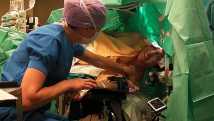 El poder de la música: Canta ópera durante craneotomía
