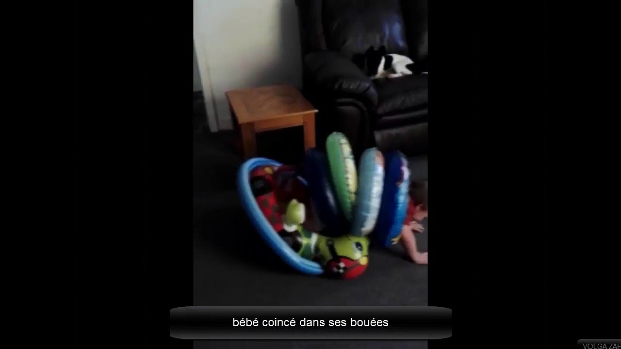 bébé coincé dans ses bouées - cute