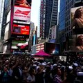 De nombreux couples reproduisent le baiser de Times Square