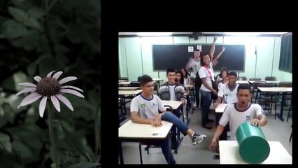 学生が教室でレースごっこ