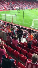 le geste sage de LUKAKU apres un mauvais tir sur les tribunes