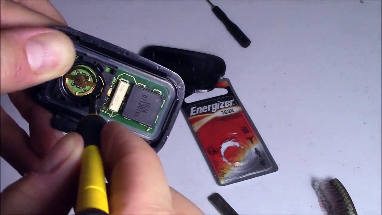 How to fix and replace battery Lexus keyless remote fob battery - video