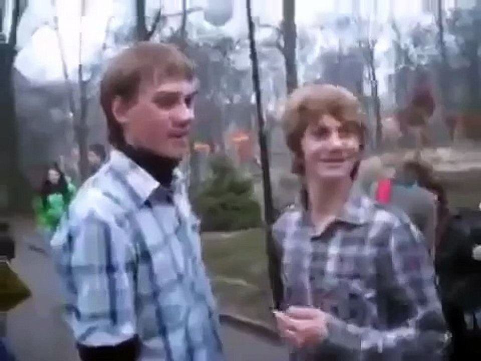 Парни целуются на спор