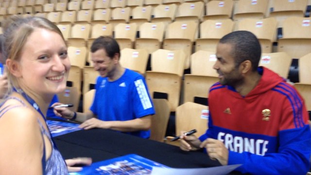 Séance de dédicaces de l'équipe de France de basket réservée aux bénévoles