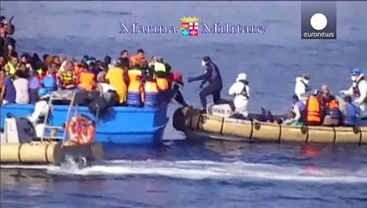 Auf See erstickt - italienische Marine findet 40 Leichen auf Flüchtlingsboot