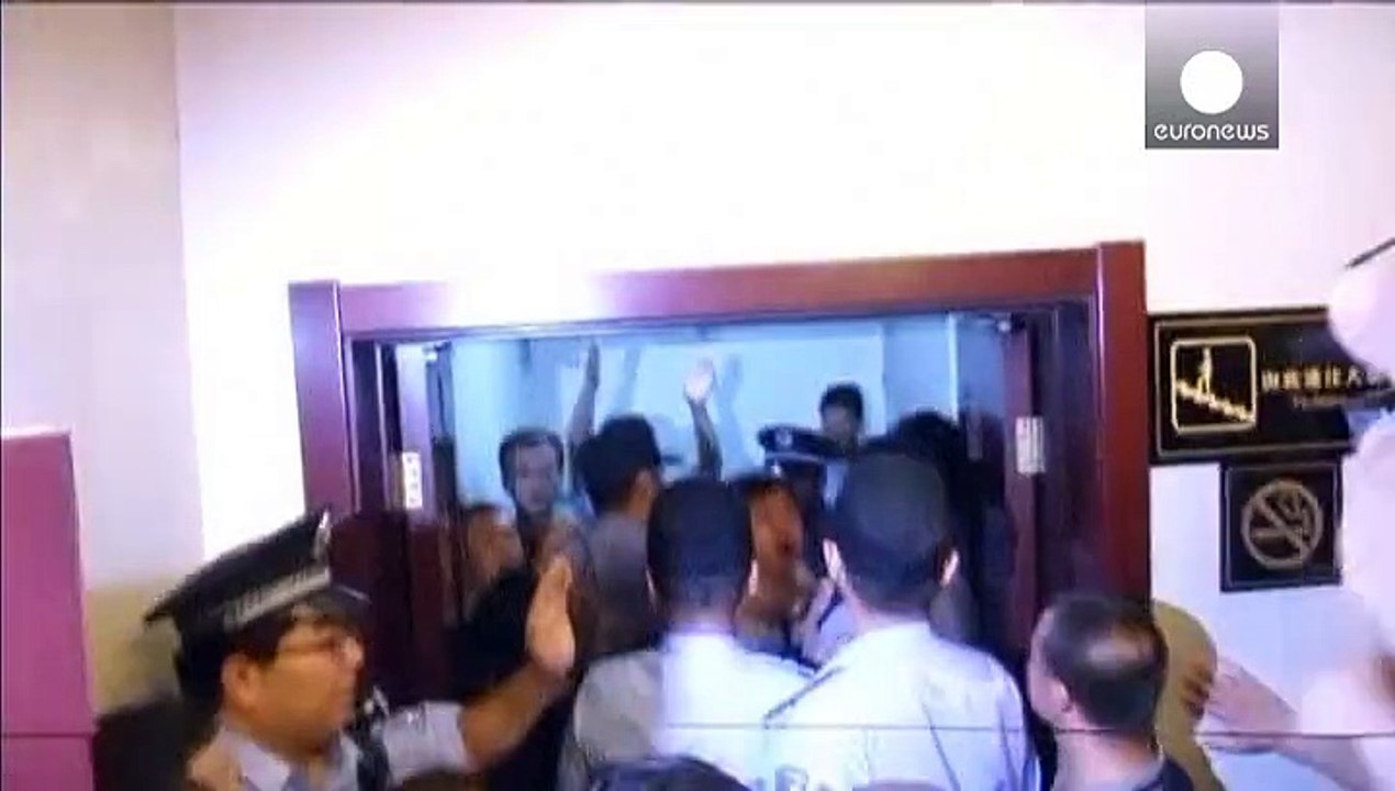 Tianjin : des parents de pompiers réclament des nouvelles de leurs proches