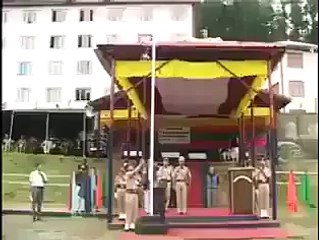 ہاہاہاہاہا بھارتی فوج کا 15 اگست کو اپنے پرچم کشائی کا ایک منظر....!!!