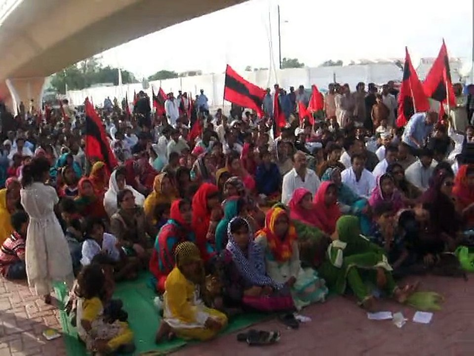 ANP Sindh kay G S Yonase Khan Bunery Qumi Awami Tahrik kay dharnay say Khitab kar hay