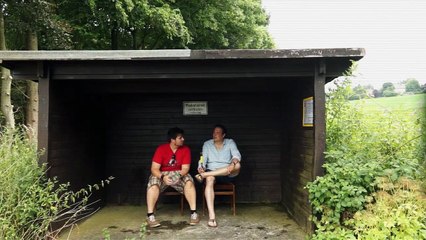 Die Drei lustigen Zwei von der Bushaltestelle im Auenland.