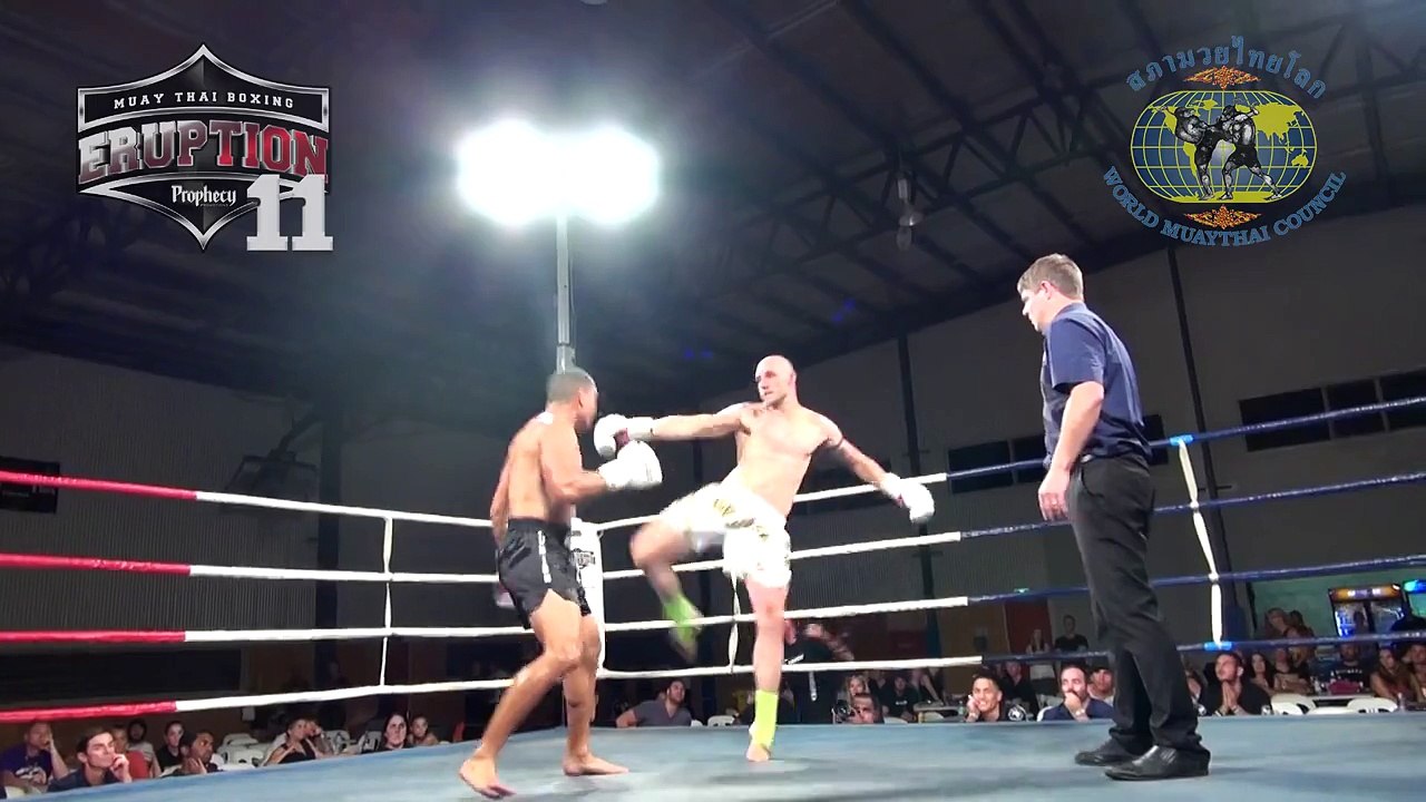Coup de pied circulaire en boxe thaÏ