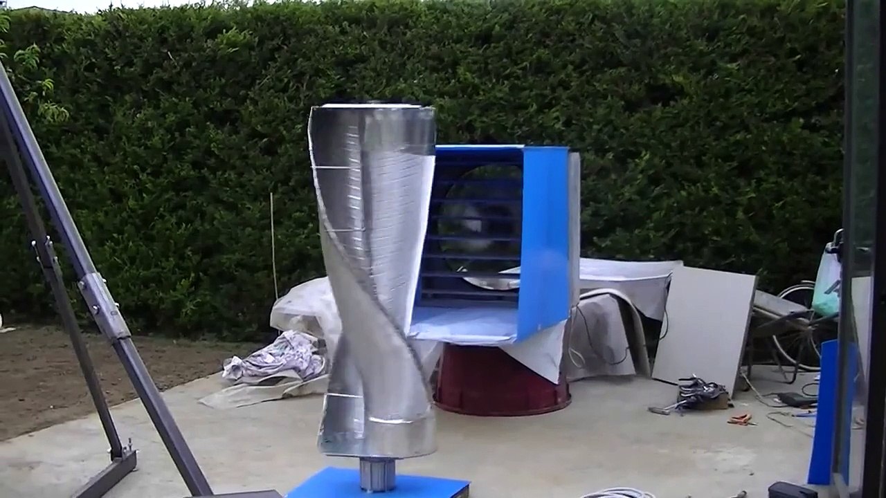 TURBINA EOLICA VERTICALE PROFILO SAVONIUS / VERTICAL WIND TURBINE PROFILE SAVONIUS
