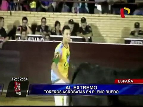 Jóvenes realizan acrobacias extremas desafiando embestidas de un toro