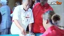 Pemilihan UMNO: Najib, Muhyiddin serah borang pencalonan