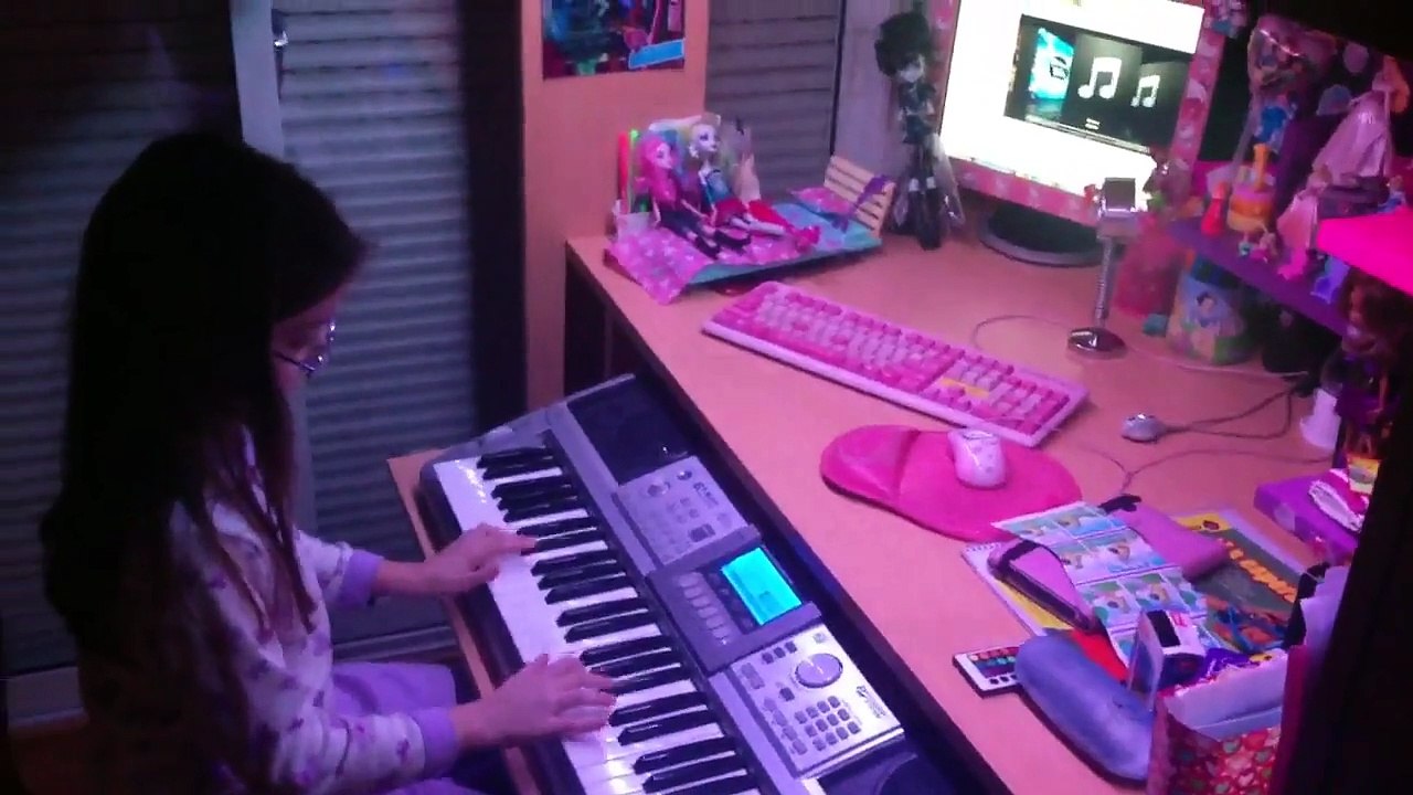 Micaela tocando Violetta "En Mi Mundo". Con la musica de fo