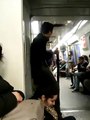 Metroda Headbang yapan adam