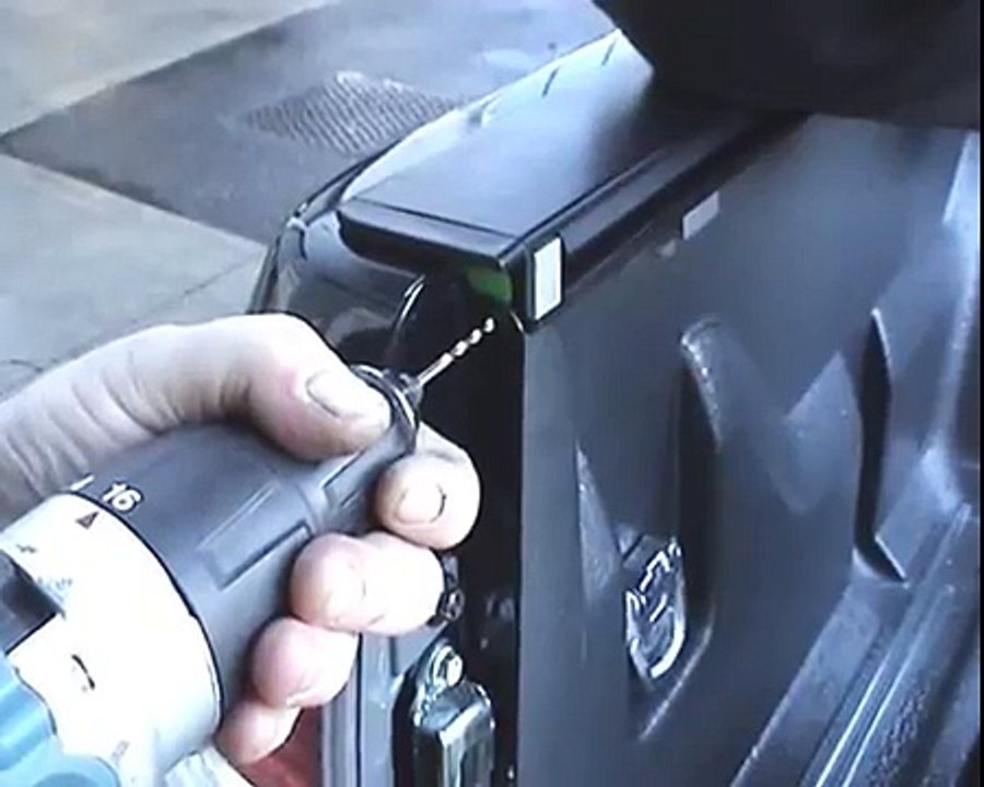 Mountain Top Roll N Lock fitted to a new Ford Ranger 2009 model - video
