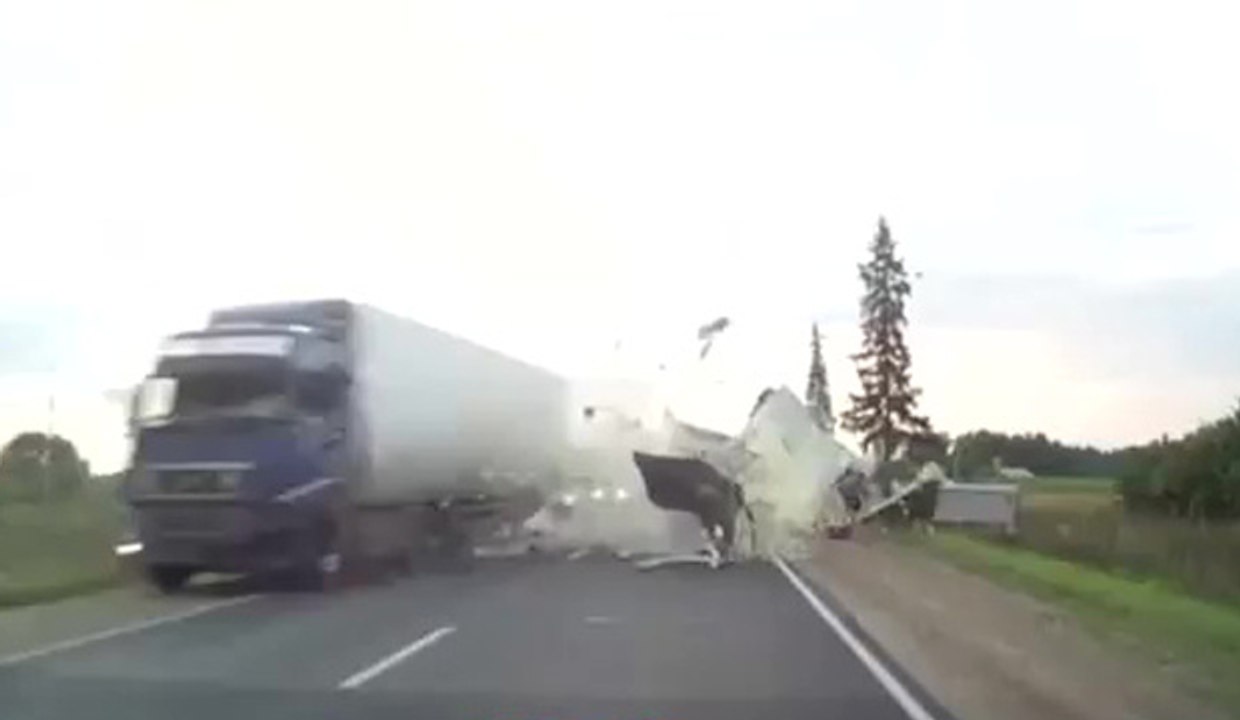 Deux cyclistes très chanceux évitent un accident de camions (Russie)