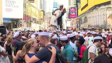 مئات الازواج اعادوا تمثيل قبلة تايمز سكوير الشهيرة