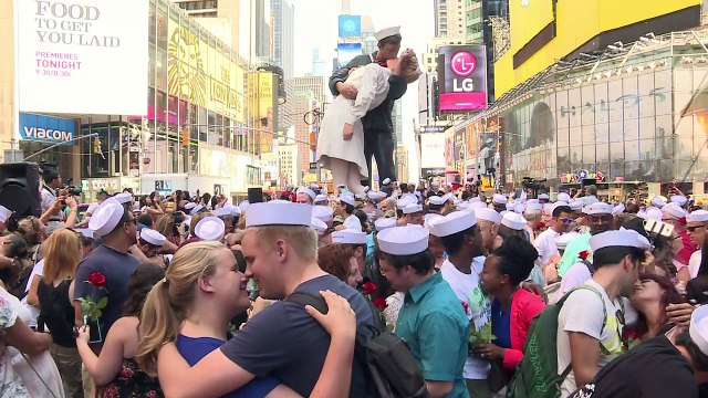 مئات الازواج اعادوا تمثيل قبلة تايمز سكوير الشهيرة