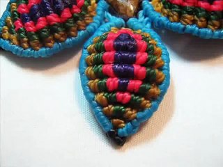 macrame , collares hechos con flores en macrame y con piedras
