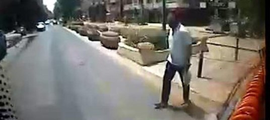 Otobüs yayaya çarptı... Dehşet anı araç kamerasından böyle görüntülendi