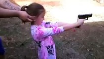 Vater bringt seiner Tochter das schießen bei