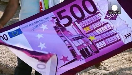 اليونانيون يحاولون عيش حياتهم الطبيعية على الرغم من الازمة المالية الخانقة