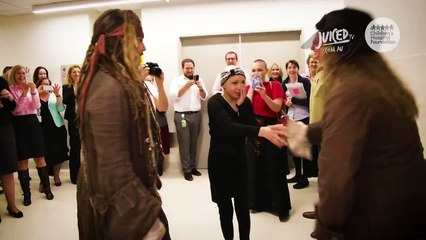 Johnny Depp hasta çocukları ziyaret etti