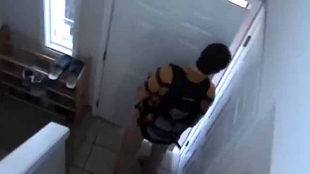 Colocataire bourré se prend pour Xzibit et pimp le lit de son pote en mode plage de sable fin