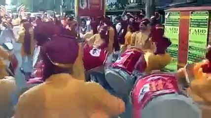 ढोलताशांच्या गजरात, वाजतगाजत अनिरुद्ध बापूंच्या घरच्या गणपतीच्या आगमनाची मिरवणुक निघाली