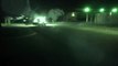 Un moteur de voiture prend feu pendant une course de rue