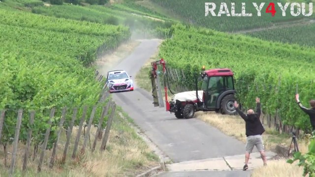 Un pilote de rallye evite le drame pendant les essais en Allemagne - Tracteur en plein milieu de la route