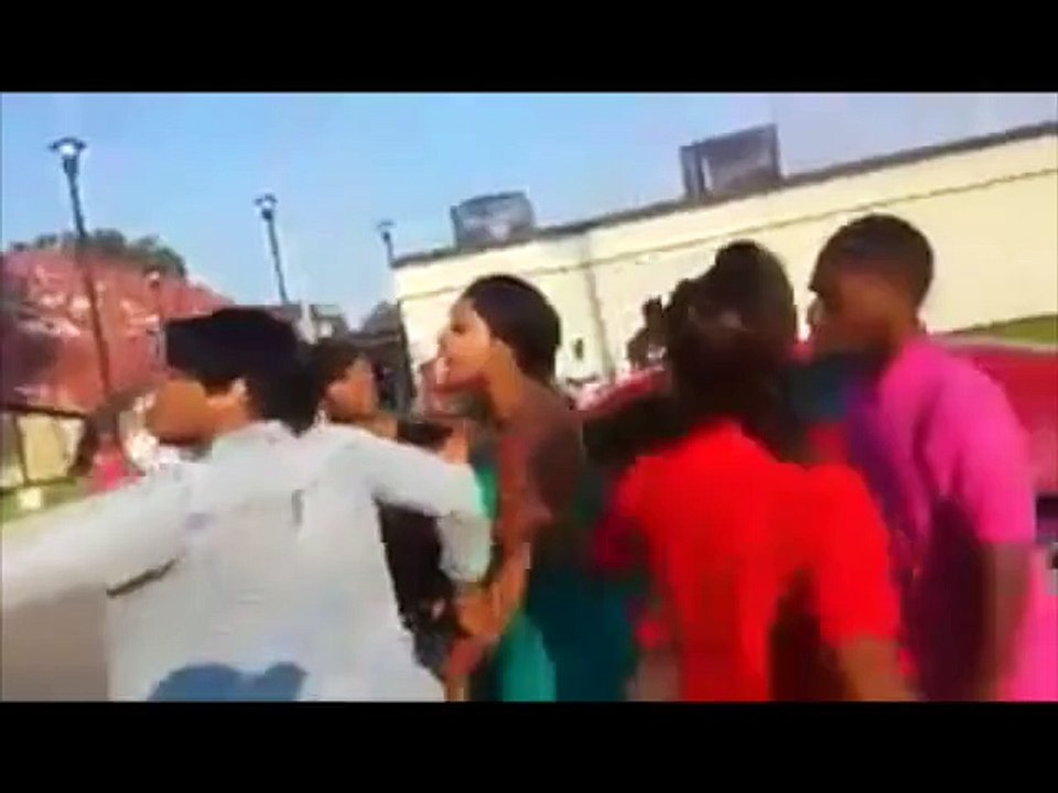 Vidéo choc : elle fauche 4 femmes sur le point de se battre !