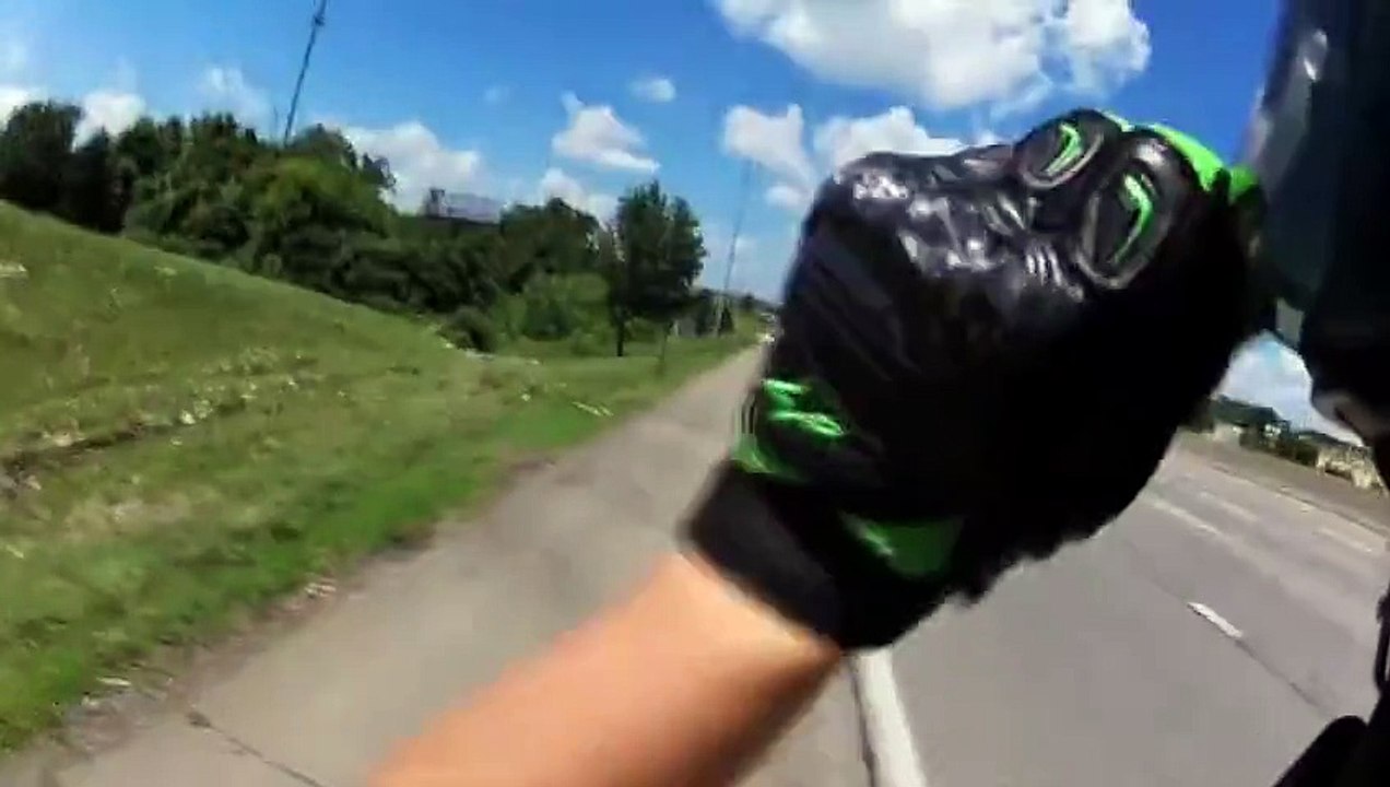 Une chute à moto improbable