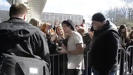 Swedish girl kissing Ashton on the lips ║5SOS IN SWEDEN║