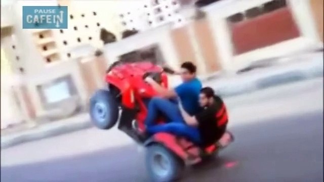 Gros crash contre un camion pour ces deux hommes en quad