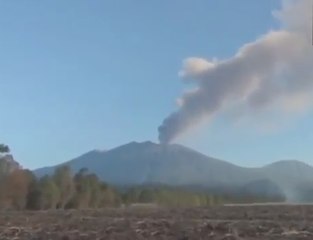 Indonésie : l’éruption d’un volcan vue par les télés, en 42 secondes