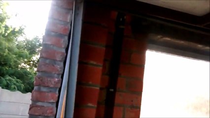 La porte de son garage fait le bruit du T-Rex de Jurassic Park