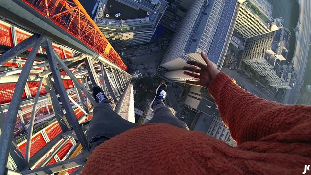 Il escalade la South bank Tower de londres et se balance d'en haut... Flippant