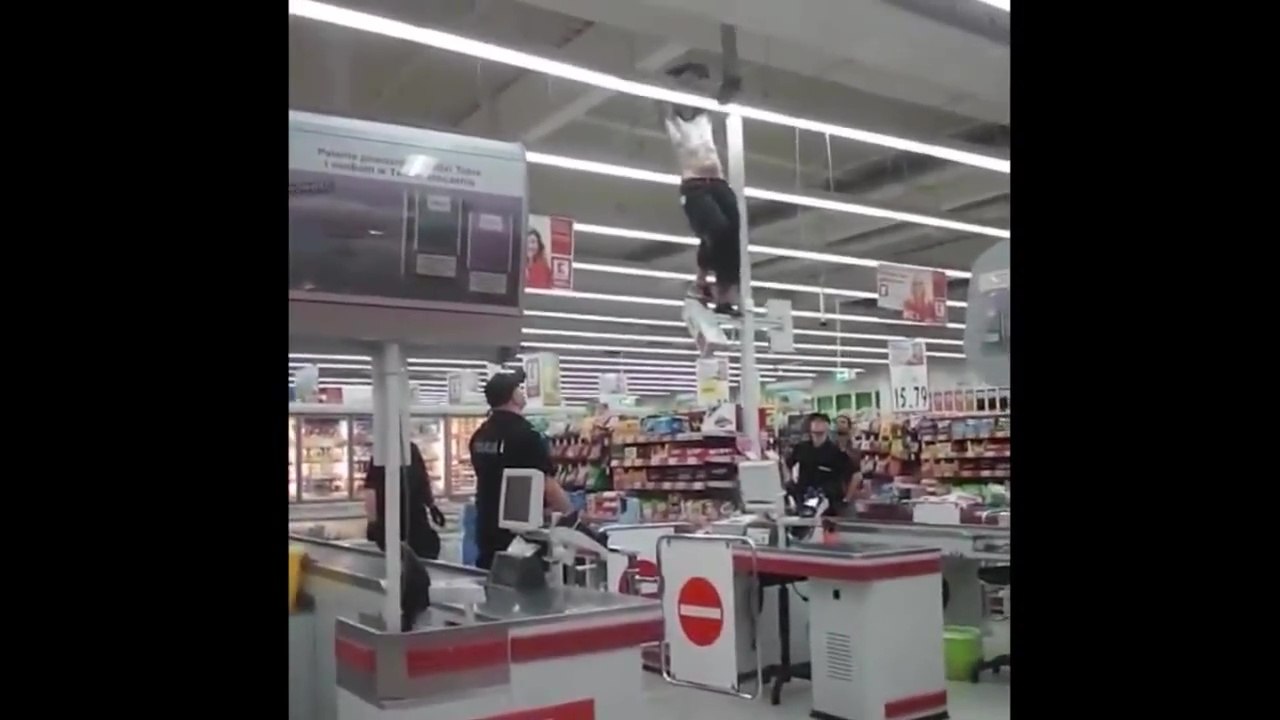 Un homme drogué aux caisses d'un supermarché