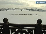 Uz Daugavas ledus izveidots vēl viens uzraksts «Celies..!»
