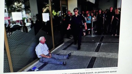 Australian heads to Greece to help crying pensioner in photo