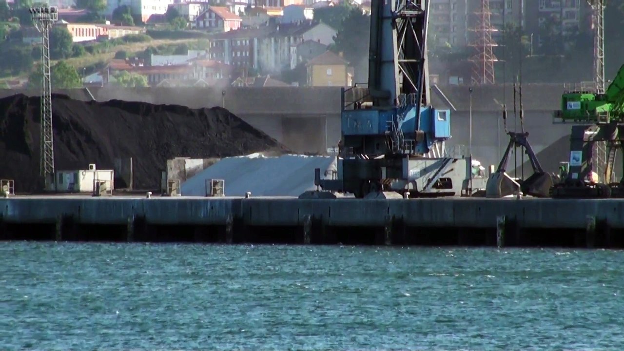 Ecologistas denuncian al Principado Asturias enormes nubes de polvo del puerto de Avilés