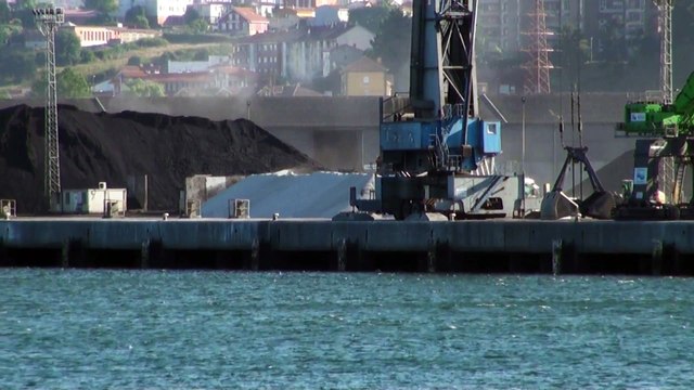 Ecologistas denuncian al Principado Asturias enormes nubes de polvo del puerto de Avilés