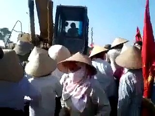 Phản đối thi công KCN Cẩm Điền, một phụ nữ bị máy xúc chèn qua. Cuộc Sống Thường Ngày - XãLuận.com Tin Nóng