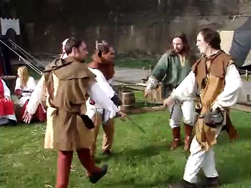 Danse des épées à la fête médiévale de Sedan