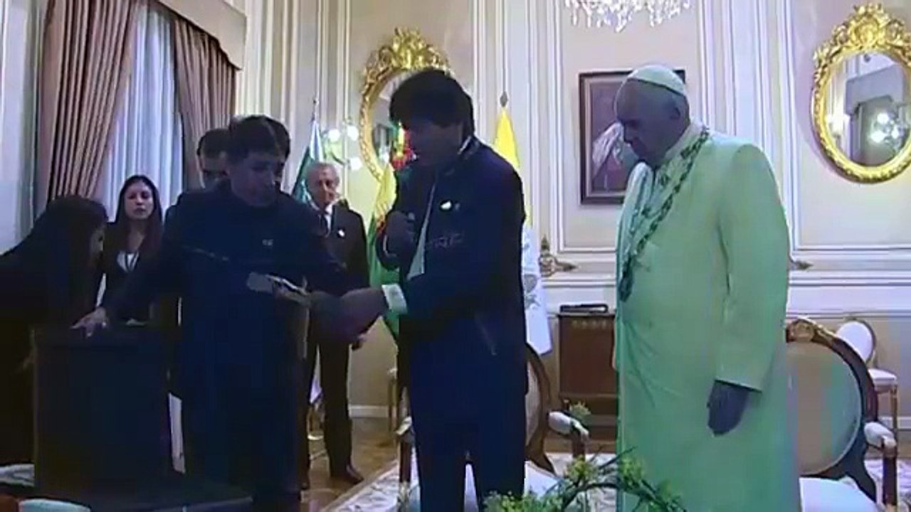 Estas fueron las críticas a Evo Morales por crucifijo que le regaló al Papa