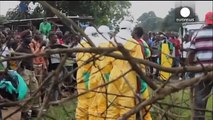 Vidéo : un malade d'Ebola s'échappe de quarantaine, sème la panique sur un marché au Libéria