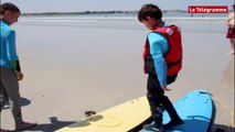 Santec (29). Initiation au surf pour de jeunes handicapés
